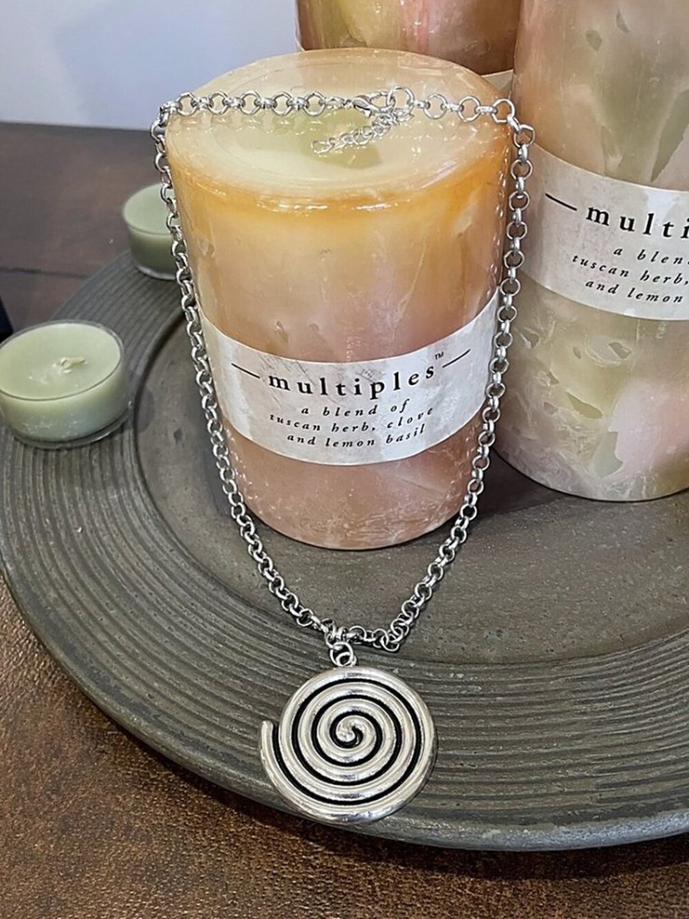 NWT- Trendy Silver Swirl Pendant Necklace – Y2K / Punk / Statement Unisex Style